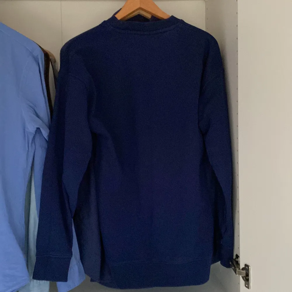 En fin mörkblå sweatshirt utan defekter, 9/10 skick . Hoodies.