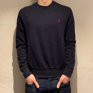 Ralph Lauren tröja - Tja! Säljer nu en riktigt snygg Ralph Lauren tröja.|storlek:S|skick:8,5/10|nypris:1995kr vårt pris:449kr|modellen på bilden är 180cm|hör gärna av er vid funderingar, Mvh