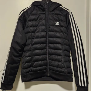 Adidas jacka st medium  - Supersnygg adidas jacka  St medium  Knappt använd  Lite avsliten färg på dragkedje hänget  Bild finns  Hund finns I hemmet 