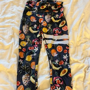 Tränings byxor - Använda fåtal gånger men ser nya ut. Storlek S men passar även XS. Orginalpris: 600