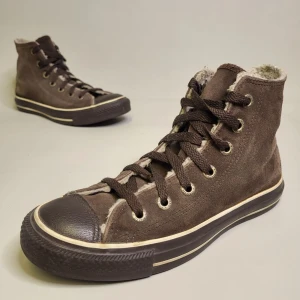 Converse All Star Fodrade Sneakers Storlek 37 Chuck Taylor Vinter Skor Brun - 14 dagars ångerrätt! Skorna är lite smutsiga under (bild 3) men är annars i bra skick. Inga hål på utsidan eller insidan. Ingen illa lukt. Hör av dig om du har några frågor! Tack för att du tittade!