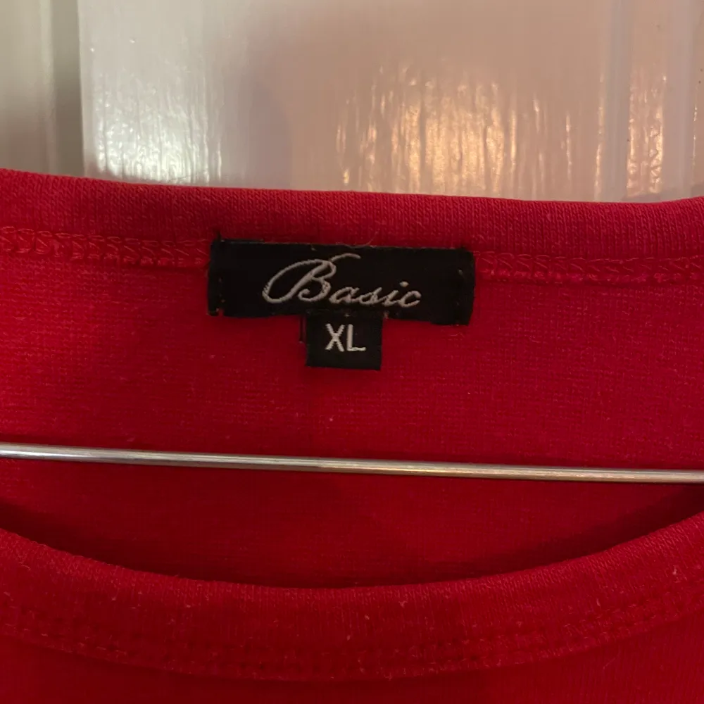 Röd långärmad tröja, fin mörkare röd färg. Den är i XL men skulle säga att den passar mer M eller till och med S. Kontakta mig innan ni trycker på köp nu🥰. Tröjor & Koftor.