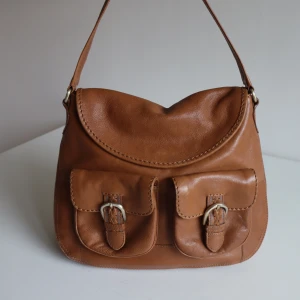 Leather bag - Condition 9/10, some small marks on the leather (see photos). Genuine leather. 34 × 26 cm. Message for more photos. 