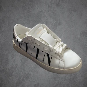 Valentino skor - Riktigt fina valentino skor säljs då dom är på gränsen till för små || skick 8,5/10 || Box, påse och valentino kort medföljer || hör av dig vid frågor eller funderingar! ||