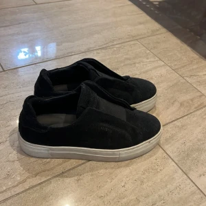 Axel Arigato skor - Storlek 38,5 funkar 39 är i väldigt bra skick, andvänds cirka 10 gånger 