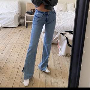 Mid waist full length jeans i mellanblå färg