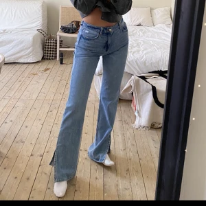 Jeans - Mid waist full length jeans i mellanblå färg