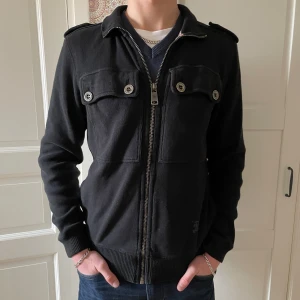 Burberry Overshirt  - En super stilig overshirt från ”Burberry” i nästintill nyskick 9/10. Perfekt till våren och passar nästan alla outfits (Pris kan diskuteras).