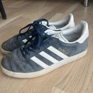 Marinblå skor från Adidas. Använt skick, inte tvättade eller något. Går säkert att få fräscha och snygga till våren och sommaren. Storlek 38. 