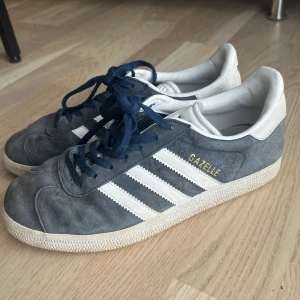 Adidas Gazelle  - Marinblå skor från Adidas. Använt skick, inte tvättade eller något. Går säkert att få fräscha och snygga till våren och sommaren. Storlek 38. 