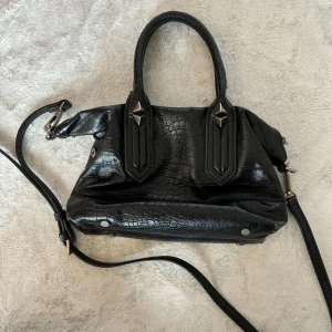 Zara väska - Super fin väska från zara. använd en hel del men i fint skick, finns lite slitage, se bild 2.   