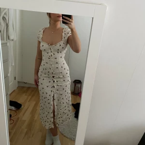 Klänning - Blommig klänning från H&M. Storlek 32. Säljer då den tyvärr har blivit för liten för mig. 