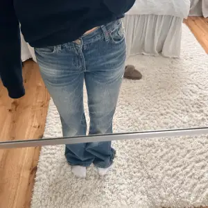 Super coola midwaist jeans från zara som är lite oversized 💙 sitter bra på mig som är 165 dock är de någon centimeter långa !