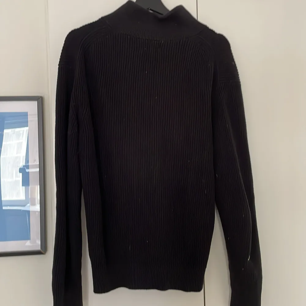 En svart stickad zip tröja från brothers köpt för 1000kr mitt pris 400. Skick 7/10 allt är felfritt förutom ett litet hål i armhålan men det syns ej under användning. Bara att skriva vid frågor. Tröjor & Koftor.