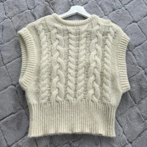 Stickad topp - Säljer nu denna fina topp aldrig använd, Storlek M passar S