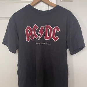 AC/DC tröja  - Säljer min coola AC/DC tröja då den knappt används längre. Storlek XS men passar även upp till M. Sitter oversized (iaf på mig med storlek M). 