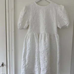 Student klänning - Perfekta studentklänningen från By Ic! Sitter fint och är perfekt längd för mottagning och utspring. Inga defekter