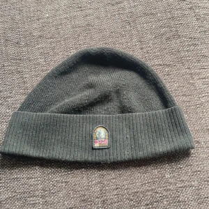 Parajumper mössa - Säljer nu min svarta parajumper mössa som är i bra skick 