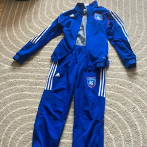  Järfälla Gymnasterna dress  -  Det är en blå tröja med ett par blåa byxor från Järfälla gymnasterna