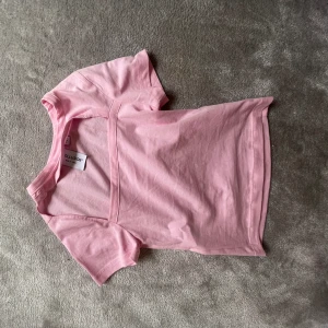 Rosa topp - En ljusrosa topp med en cool design 