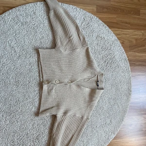 Kofta - En beige kofta med knappar. Koftan är använd men i ett bra skick. Säljer den på grund av att jag inte använder den längre. 💞