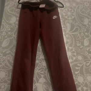 Byxor  - Vinröda mjukis byxor ifrån Nike  Stl 147- 158 ♥️  ————————————————— mer bilder kan skickas vid intresse. Tvättar alltid en sista gång innan jag skickar!🤍📦