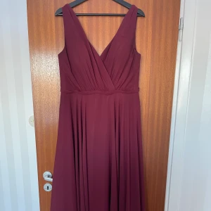 Balklänning  - En vinröd balklänning som passar till midjemått 78 cm och bystmått 95 cm. Uppsydd nedtill, ankellängd till en 163 cm lång person. Använd endast en gång.  Inköpspris: 1795kr Säljer den på grund av att jag inte behöver den längre. 🫶🏼💞