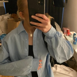 Shein - Söt ljusblå skjorta