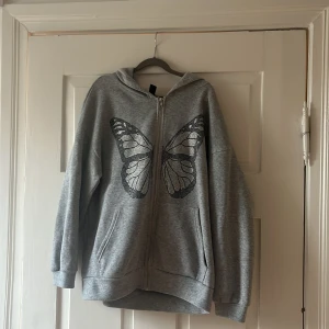 Oversized kofta  - Mjuk oversized kofta med paljetter på! 