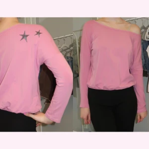 Rosa tröja - Offshoulder rosa house of sunny tröja!🩷. Litet hål vid ena stjärnan men annars fläckfri🩷