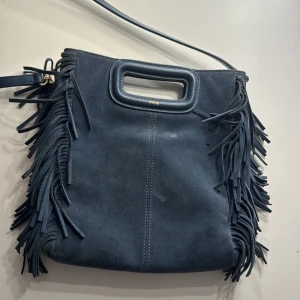 Maje väska  - Intressekoll på denna super fina maje väskan, som är en favorit!! Kom med förslag med pris, guld kedja med följer🥰