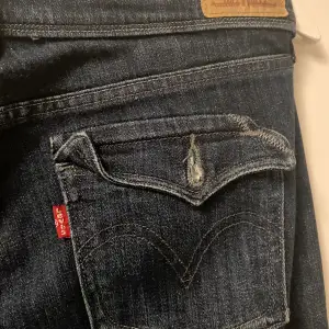 Säljer dessa Levi’s jeans 515 Bootcut 💗 De är bootcut och har fickor med knapp.  Innerbenslängd: 77cm Midjemått rakt över: 39cm  Köpta här på Plick, och de har inga defekter. Säljer för 300 men priset går att diskutera 💗 köparen står för frakt! 