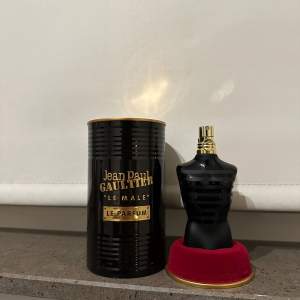 Säljer denna extremt goda och kryddiga parfym från Jean Paul Gaultier. Bland en av de kändaste och hypade parfymerna där ute. Slutsålt nästa överallt. Långvarigheten ligger på 12 timmar plus! 