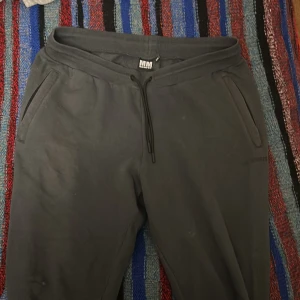 Träningsbyxor från MM Sports - Storlek XXL men passar även XL/L beroende på hur lösa man vill ha de.