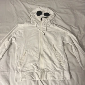 Cp Company Zip Hoodie - Vit Cp Company zip, nypris 2500, köpt på NK Göteborg 
