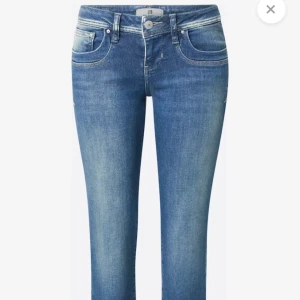 Slutsålda ltb jeans - Säljer dessa skitsnygga lågmidjade ltb jeans i modellen valerie då de är lite stora på mig, nypris ca 920kr!