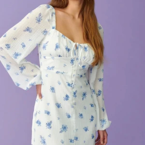 Somrig klänning - Jättefin blommig klänning från Gina tricot, använd max två gånger så i väldigt bra skick! Den är i storlek 40, och passar mig som vanligtvis brukar ha S, eller M!