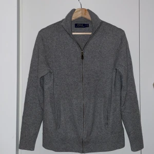 Polo Ralph Lauren hel zip - Säljer min ralph lauren helzip då den inte riktigt passar mig längre. Strl S Skick:8/10 Köpt av föräldrarna i present på deras butik i hede/kungsbacka men kvitto finns inte kvar.😕 Nypris ca 1500 kr Säljer för 499kr men pris är inte hugget i sten.😀🤝