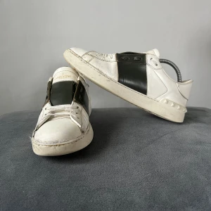 Valentino skor - Tja! Säljer dessa schyssta valentino skor i storlek 39, skick 7/10, för fler frågor eller funderingar är det bara att höra av sig mvh Jonte 