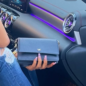 Mk väska 😍 - (Äkta) Finns en liten fläck i väskan tyvärr därav  pris!❤️  