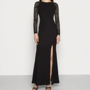 Festklänning - Säljer en festklänning med spetsärmar och slits. Materialet är väldigt stretchigt och framhäver en skitsnygg smickrande figur! Passar till fest, bal, gala, nyår, bröllop… Lapp kvar. Strl 10.  Kolla gärna in mina andra annonser för samfrakt!