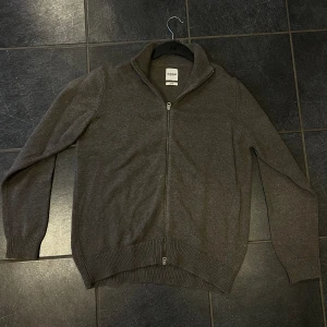 Dobber Grå Zip Tröja - En grå zip tröja från dobber i bra skick