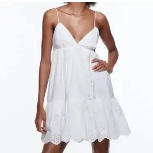 Så snygg klänning från zara som inte längre säljs! Ser ut som ny och använt få gånger.🤍