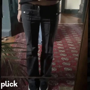 Hm jeans - Jätte snygga slutsålda  hm jeans som är i bra skick bara lite nedtrappade ❤️TRYCK INTE PÅ ”KÖP NU”