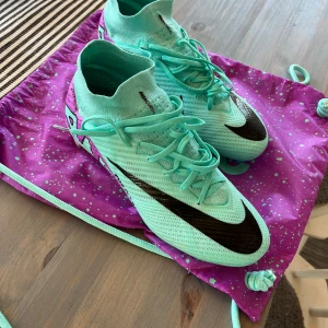 Nike Mercurial  - Storlek: 42 Använd 1 träning inomhus Säljes då dom var för små…