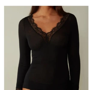 Intimissimi spets tröja - Säljer denna svarta intimissimi tröjan med spets! Använd en gång den är så fin men kommer tyvärr inte till användning. Inte defekter överhuvudtaget. Skriv om du har frågor eller funderingar❤️