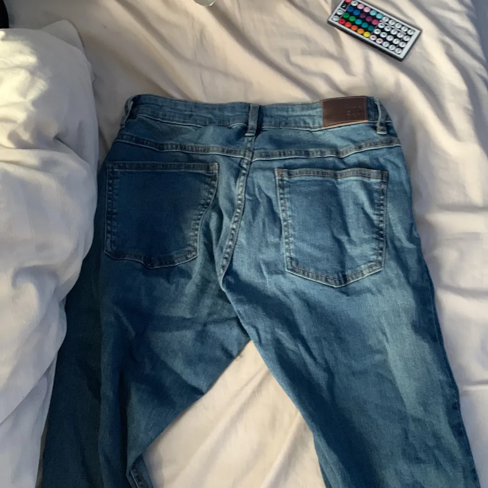 Helt oanvända jeans de var för små för mig. Och är i perfekt skick. Jeans & Byxor.