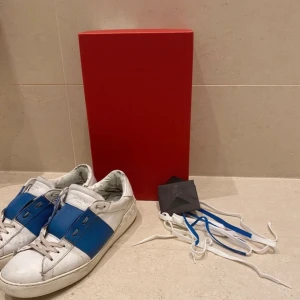 Valentinos skor blåa  - Ett par valentino dåligt skick storlek 42