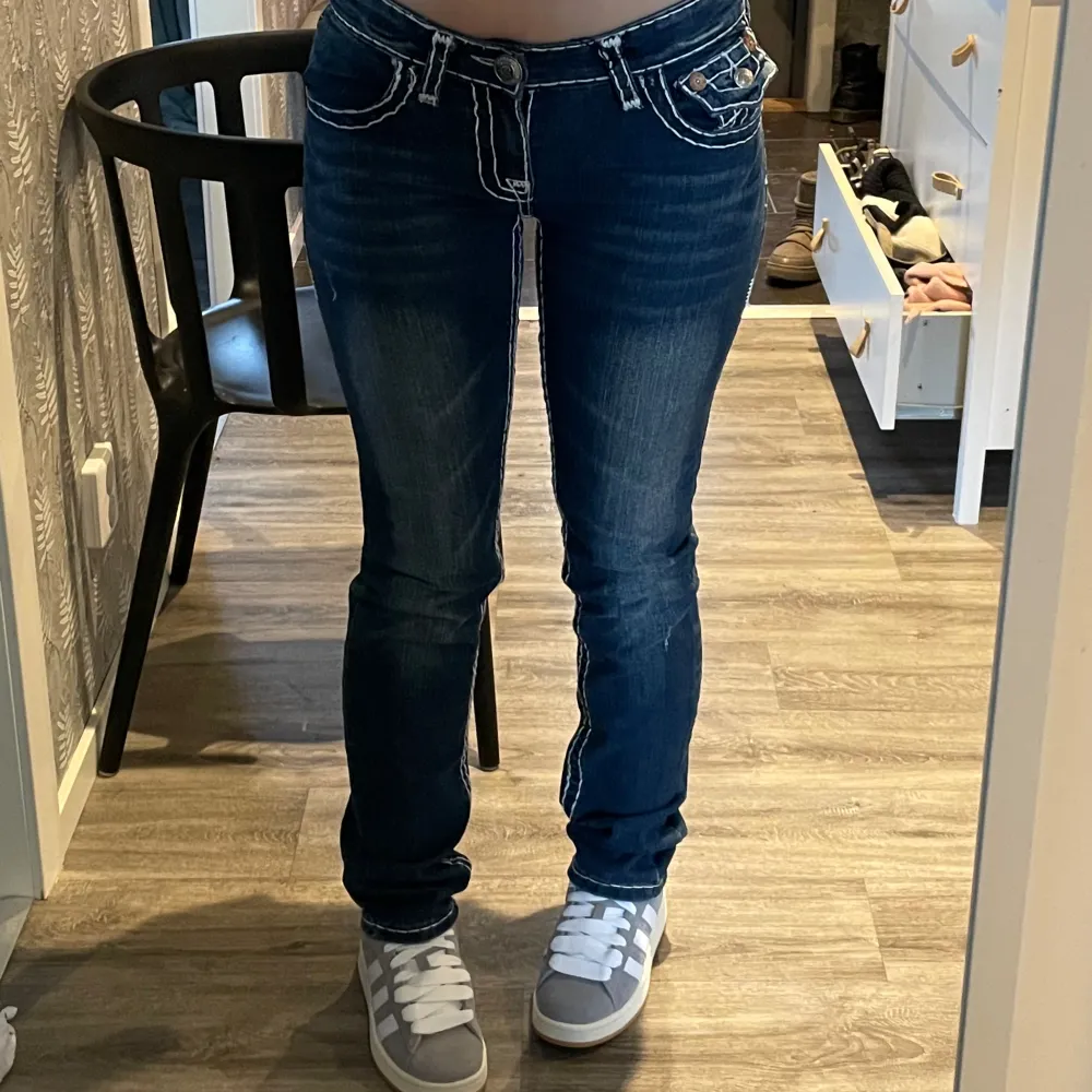 True religion jeans i modellen Billy Super T. Midjemått - 82cm. Innerbenslängd - 83cm. (Jag är 163cm)  Några lösa sömmar och små slitningar men inget man tänker på - kan skicka bilder😊. Jeans & Byxor.