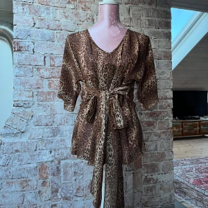 Leopard blus  - Blus me leopard mönster och knytning🐆 står inte storlek men sitter som S/M, går att reglera i midjan 